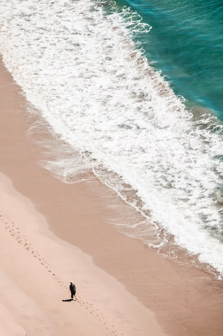 Ocean waves meeting a soft beach, reflecting a calm family rhythm